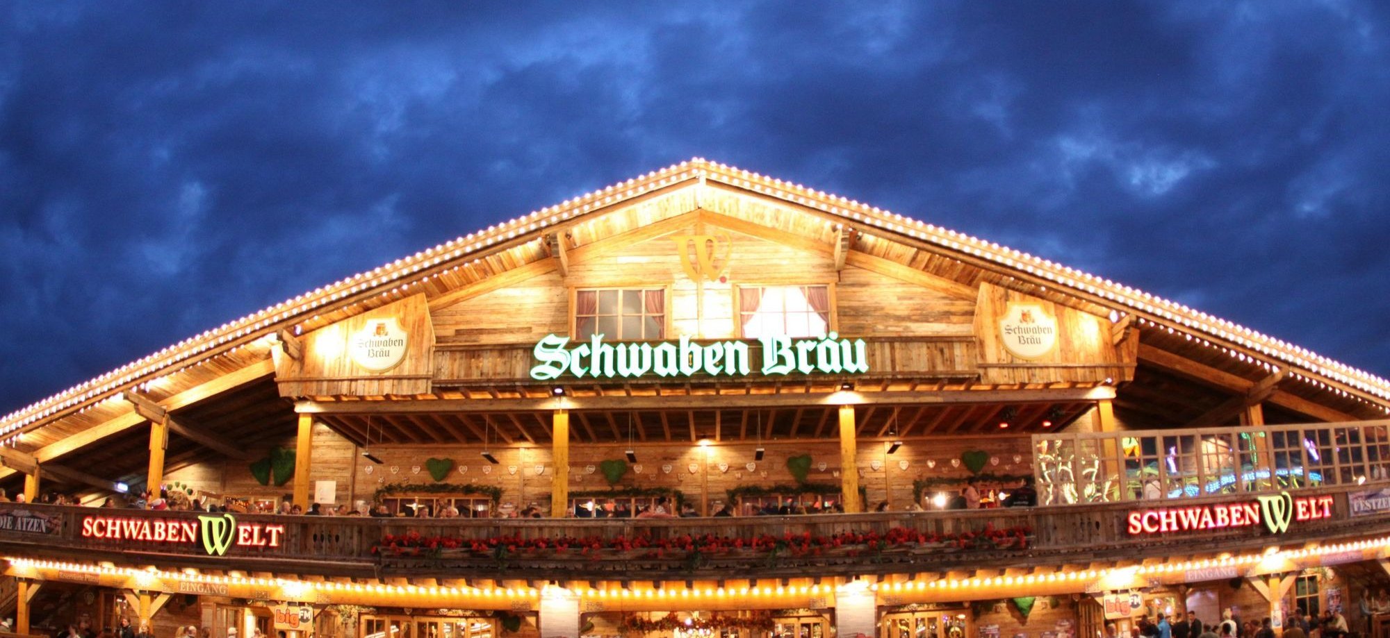 Das Schwaben-Bräu-Festzelt von außen in der Dämmerung