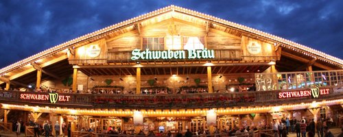 Das Schwaben Bräu-Festzelt von außen bei Dunkelheit