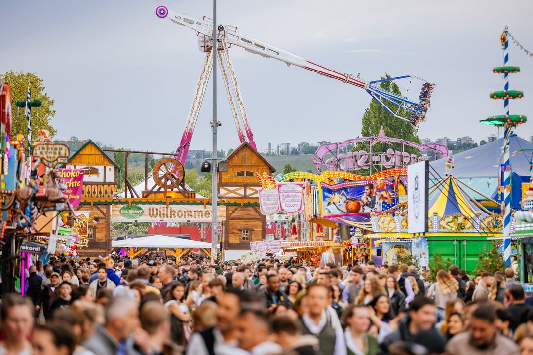 Unzählige Menschen laufen über den Wasen und vor dem Eingang des Albdorfs entlang.