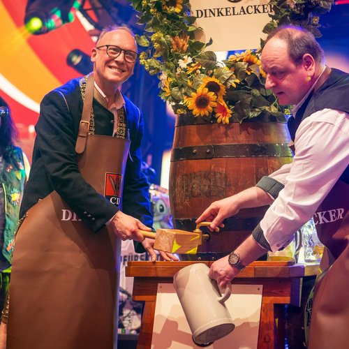 Bürgermeister Thomas Fuhrmann bei der Eröffnungs des Frühlingsfestes 2024 beim Fassanstich.