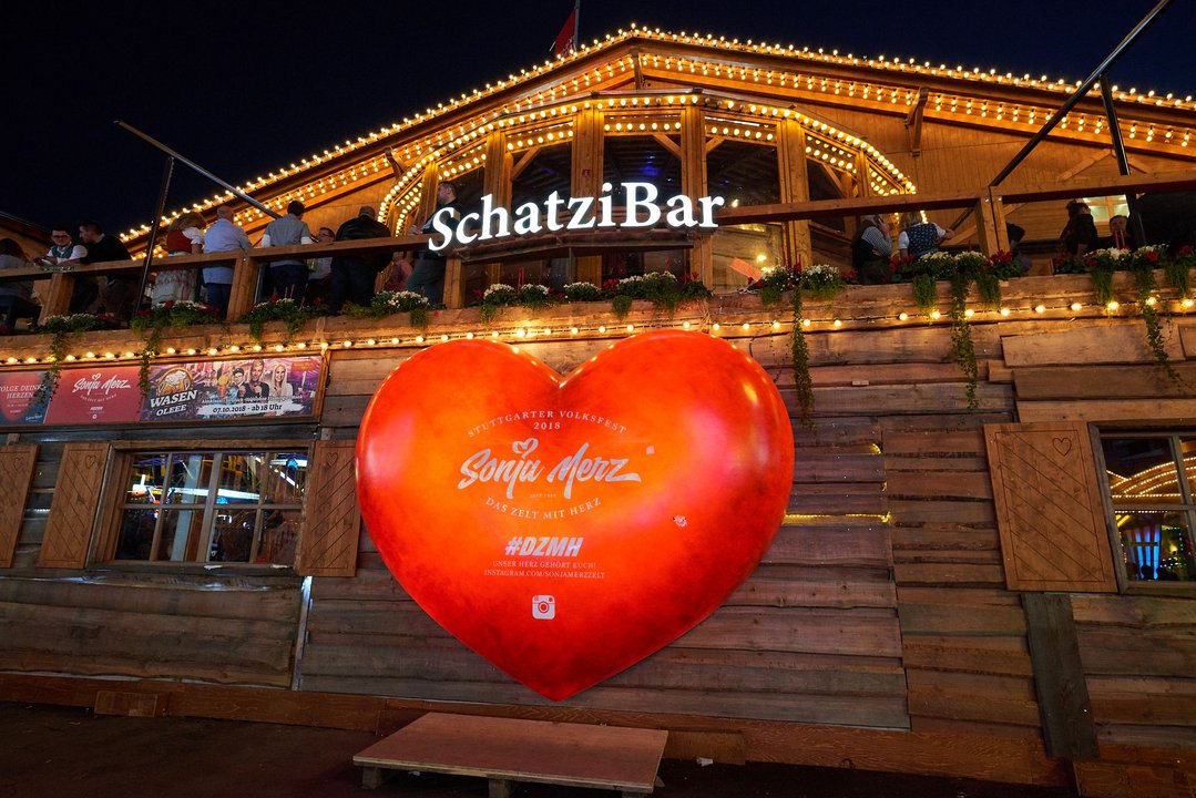 Das riesige Herz vor dem Zelt von Sonja Merz. Direkt darüber prangt der Schriftzug "Schatzi Bar"