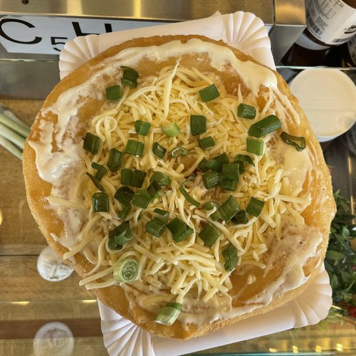 Langos mit viel Käse obendrauf.