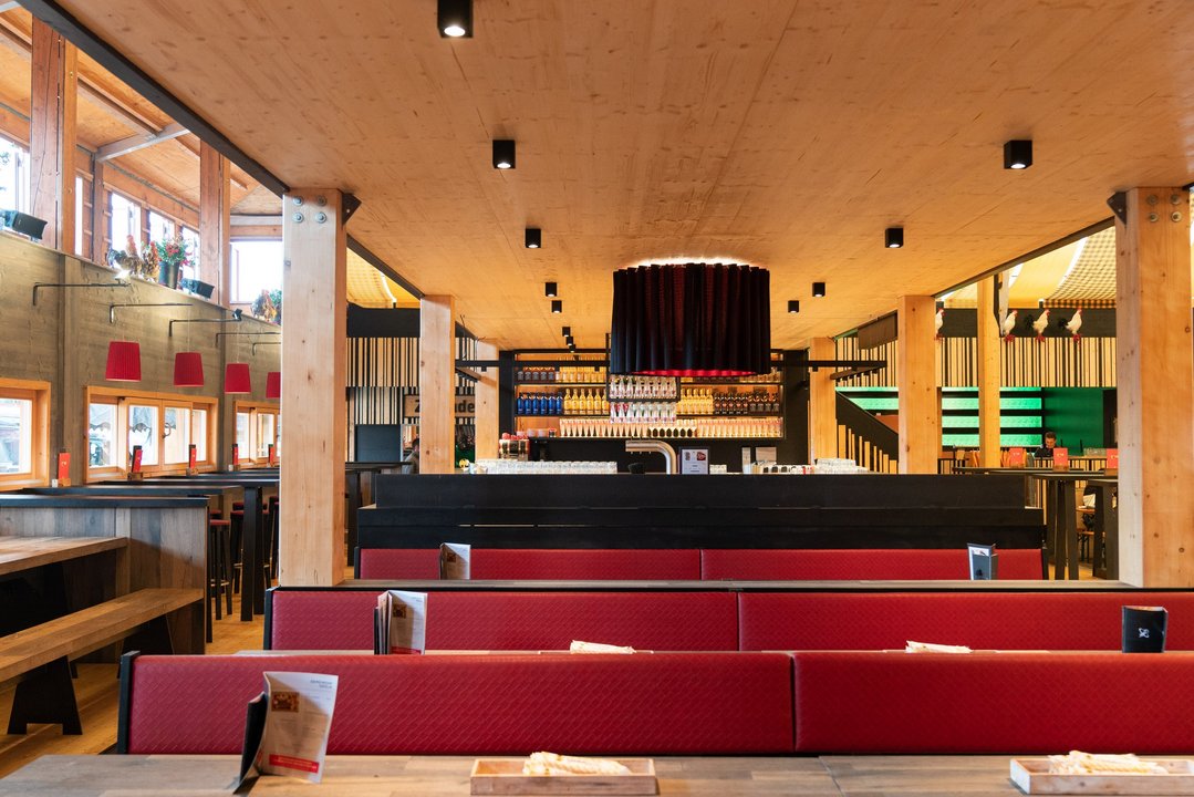 Die Pilsbar-Loge im Göckelesmaier-Festzelt, mit eigener Bar und roten Sitzbänken, wodurch es sich optisch vom Rest des Zeltes abhebt.