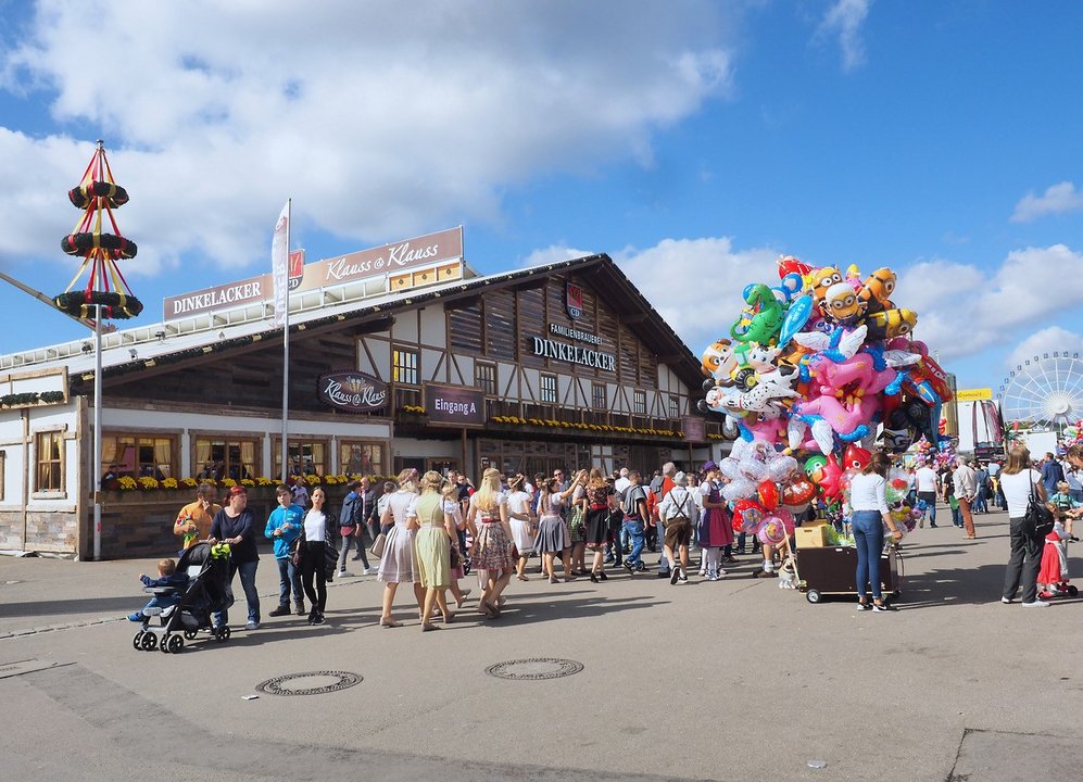 Außenansicht des Dinkelacker Festzeltes von Klauss und Klauss.