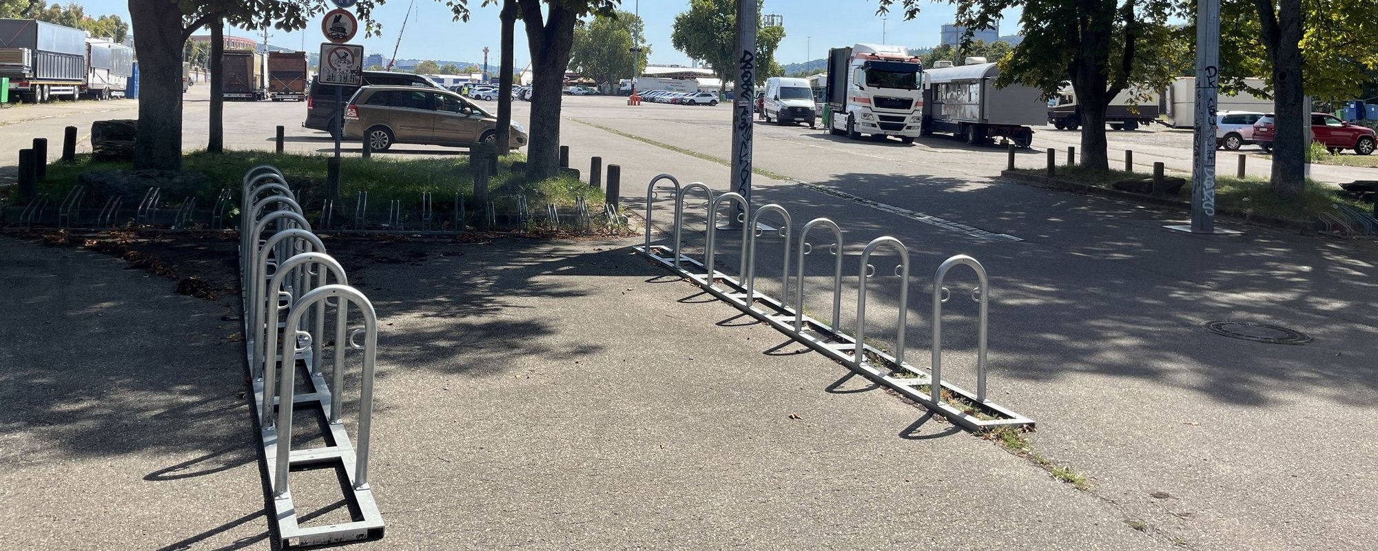 Fahrradständer am Eingang des Volksfestes an der König-Karls-Brücke