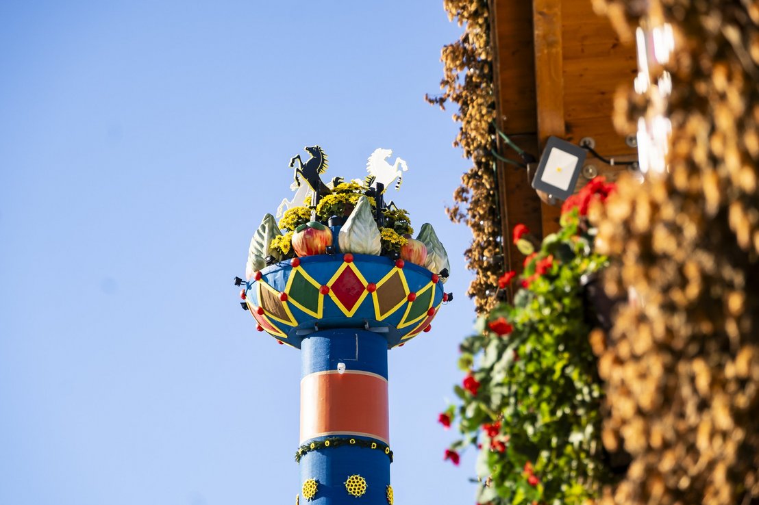 Die Schale auf der Fruchtsäule von unten betrachtet neben einem Volksfest-Zelt