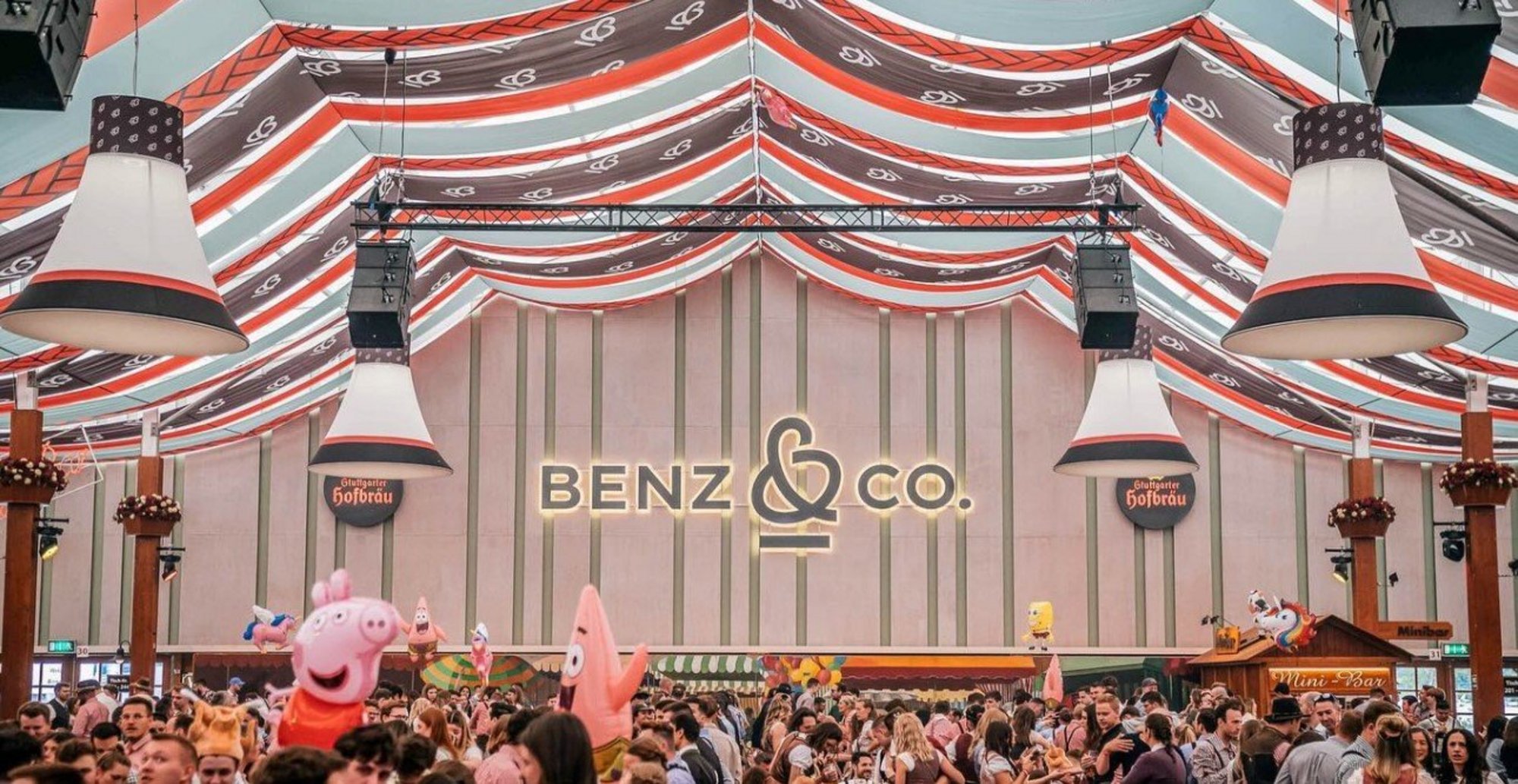 Innenansicht des Festzeltes "Beim Benz" mit unzähligen feiernden Menschen.
