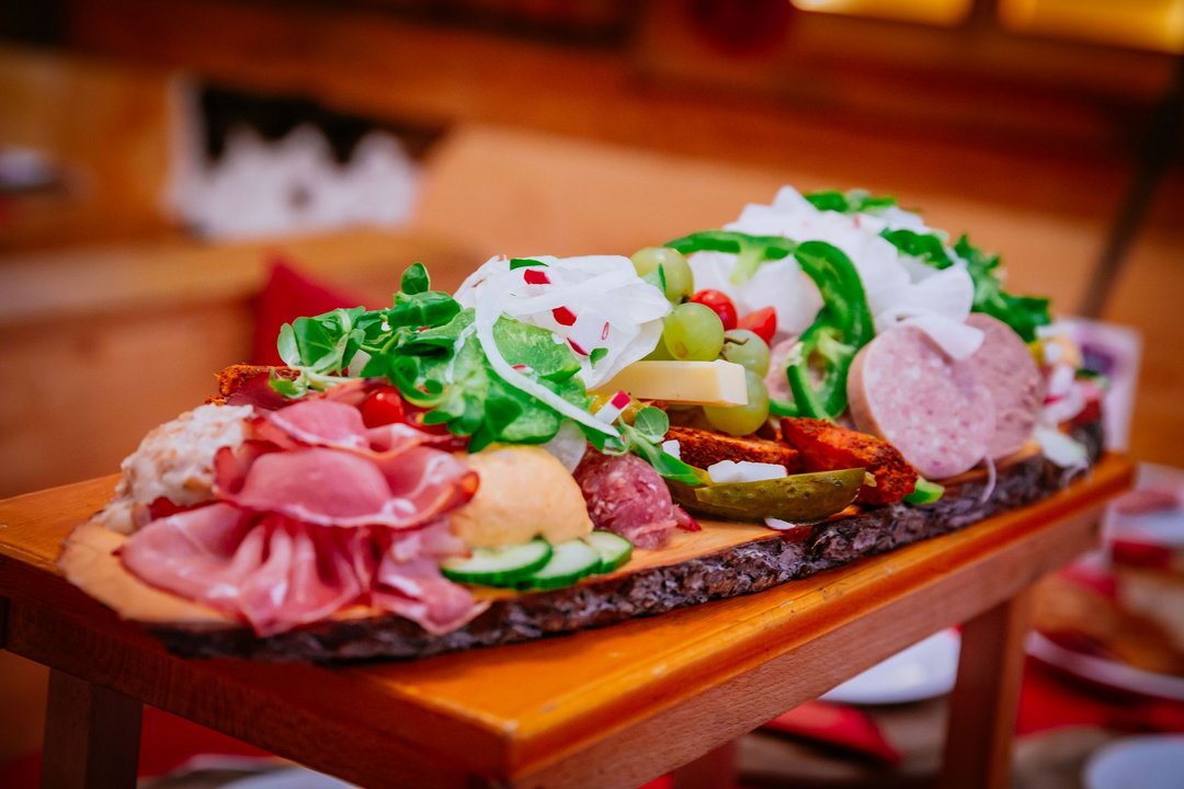 Ein Vesperbrett mit schön dekorierter Wurst und Käse.