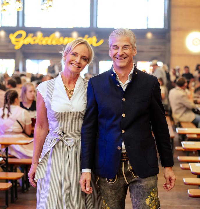 Daniela und Karl Maier, die Besitzer des Göckelesmaier-Festzeltes lächeln im Zelt in die Kamera.