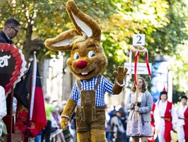Maskottchen Wasen-Hasi beim Volksfestumzug winkt fröhlich in die Menge