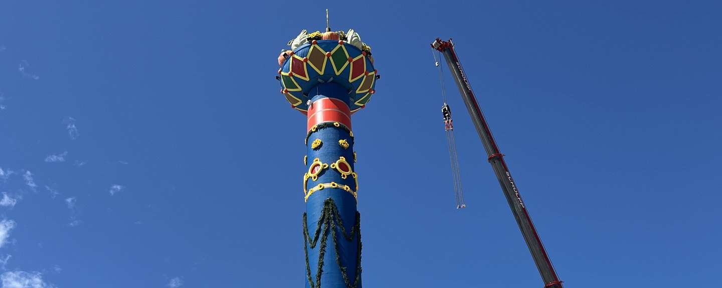 Die Fruchtsäule steht auf dem Info-Pavillon. Daneben steht ein Kran, der seine Stahlseile gerade von der Fruchtsäule entfernt hat.