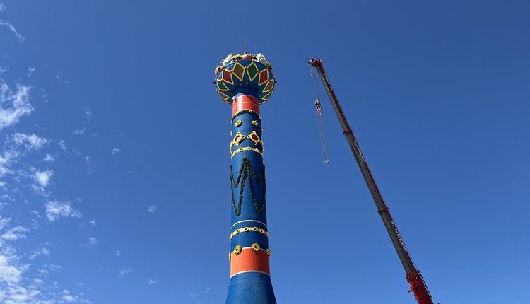 Die Fruchtsäule steht auf dem Info-Pavillon. Daneben steht ein Kran, der seine Stahlseile gerade von der Fruchtsäule entfernt hat.