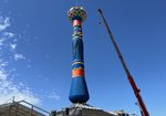 Die Fruchtsäule steht auf dem Info-Pavillon. Daneben steht ein Kran, der seine Stahlseile gerade von der Fruchtsäule entfernt hat.