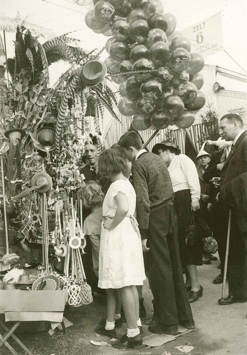 Schwarz-Weiß-Foto des Volksfestes, etwa Mitte der 1930 Jahre. An dem Stand gibt es Luftballons