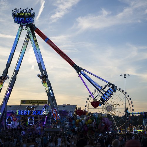 Das Fahrgeschäft "XXL" bei einsetzender Dämmerung.