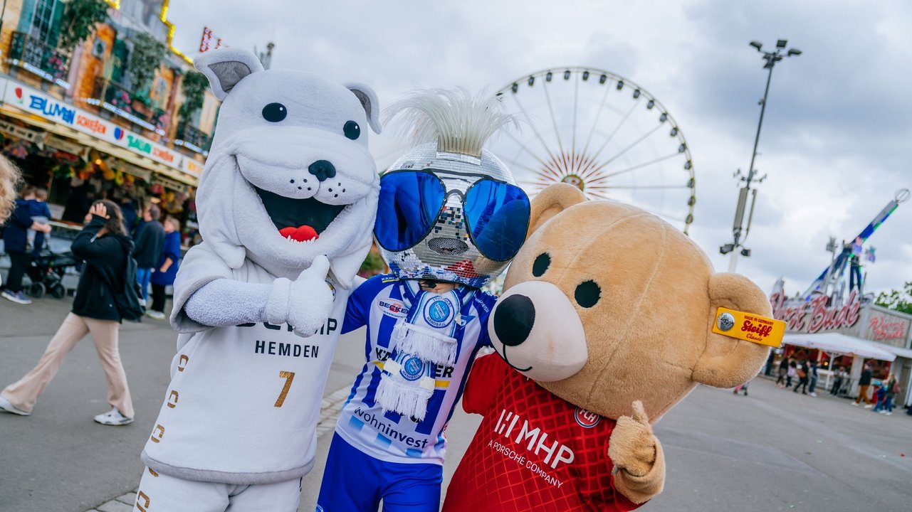 Die Maskottchen Lotte von der SG BBM Bietigheim, Johnny Blue vom TVB Stuttgart und Paule vom FC Heidenheim posieren für ein Gruppenfoto.