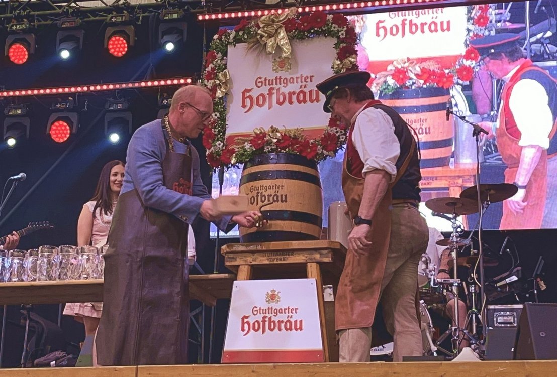 Bürgermeister Thomas Fuhrmann beim Fassanstich während der Eröffnungsfeier des Stuttgarter Frühlingsfestes