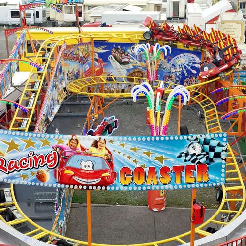 Blick von oben auf das Kinder-Fahrgeschäft Racing Coaster, das wie eine Mini-Achterbahn aussieht.