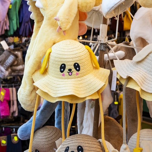 Ein Hut mit lustigem Gesicht an einem der Stände des Krämermarktes.