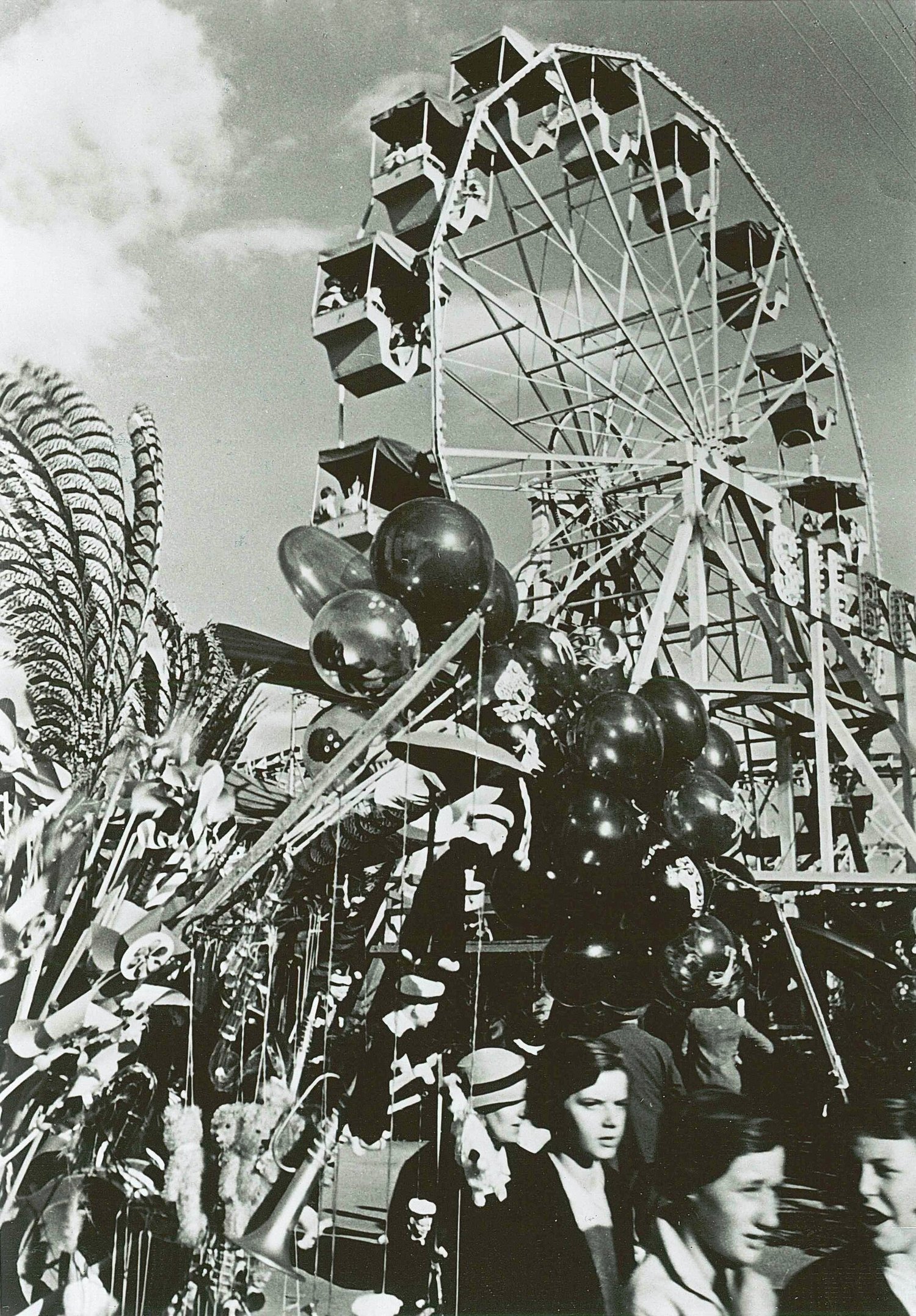 Schwarz-Weiß-Foto des Cannstatter Volksfestes mit dem Riesenrad im Hintergrund