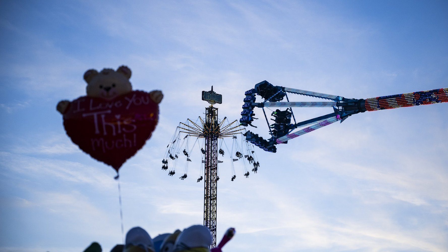 Der Aeronaut im Einsatz. Menschen sitzen in dem Kettenflieger. Daneben startet gerade eine Riesenschaukel