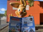 Das neue Live-Magazin Ausgabe Herbst 2025 aufgeschlagen beim Artikel zum Volksfest. Im Hintergrund steht eine große Wasen-Hasi-Figur.