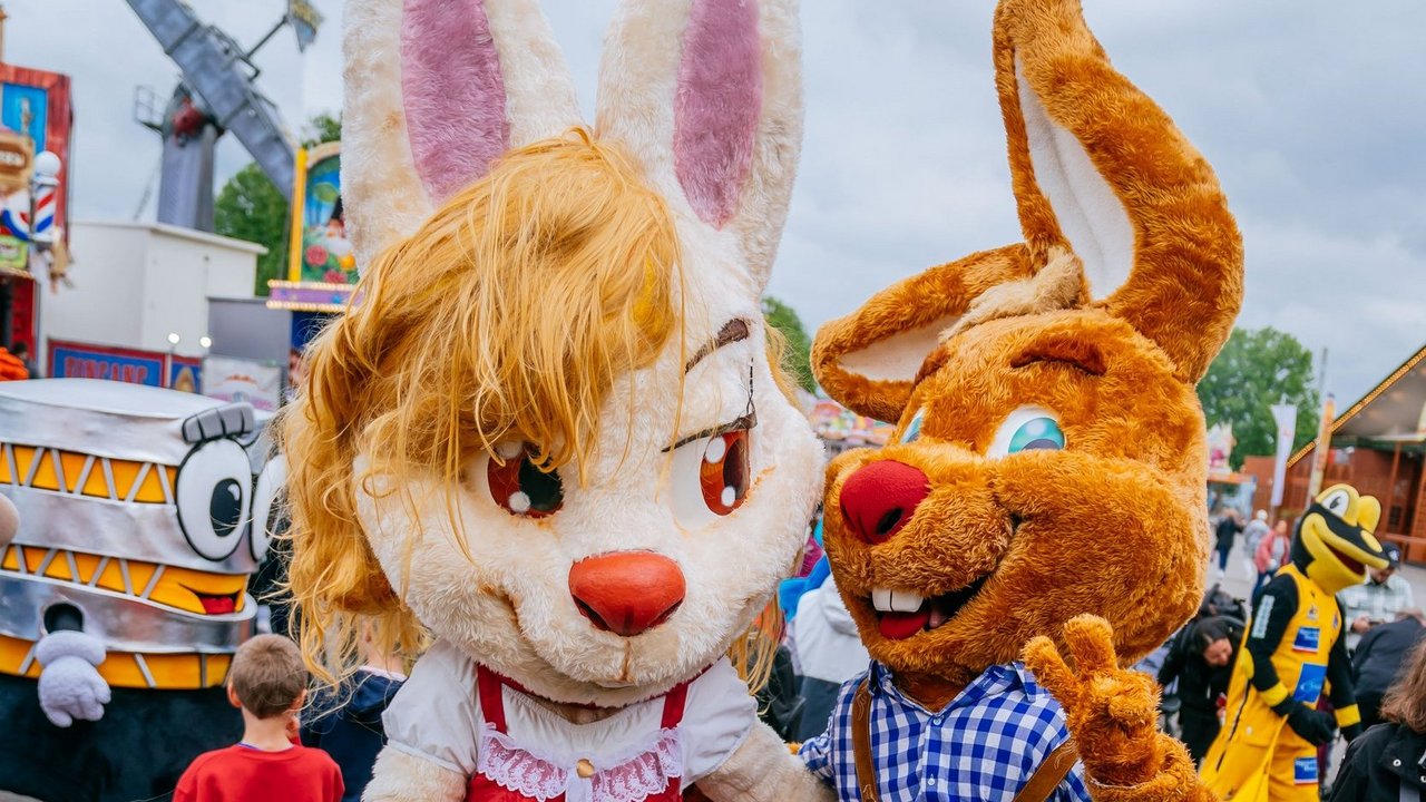 Die Wasen-Maskottchen Wasi und Hasi stehen nebeneinander.