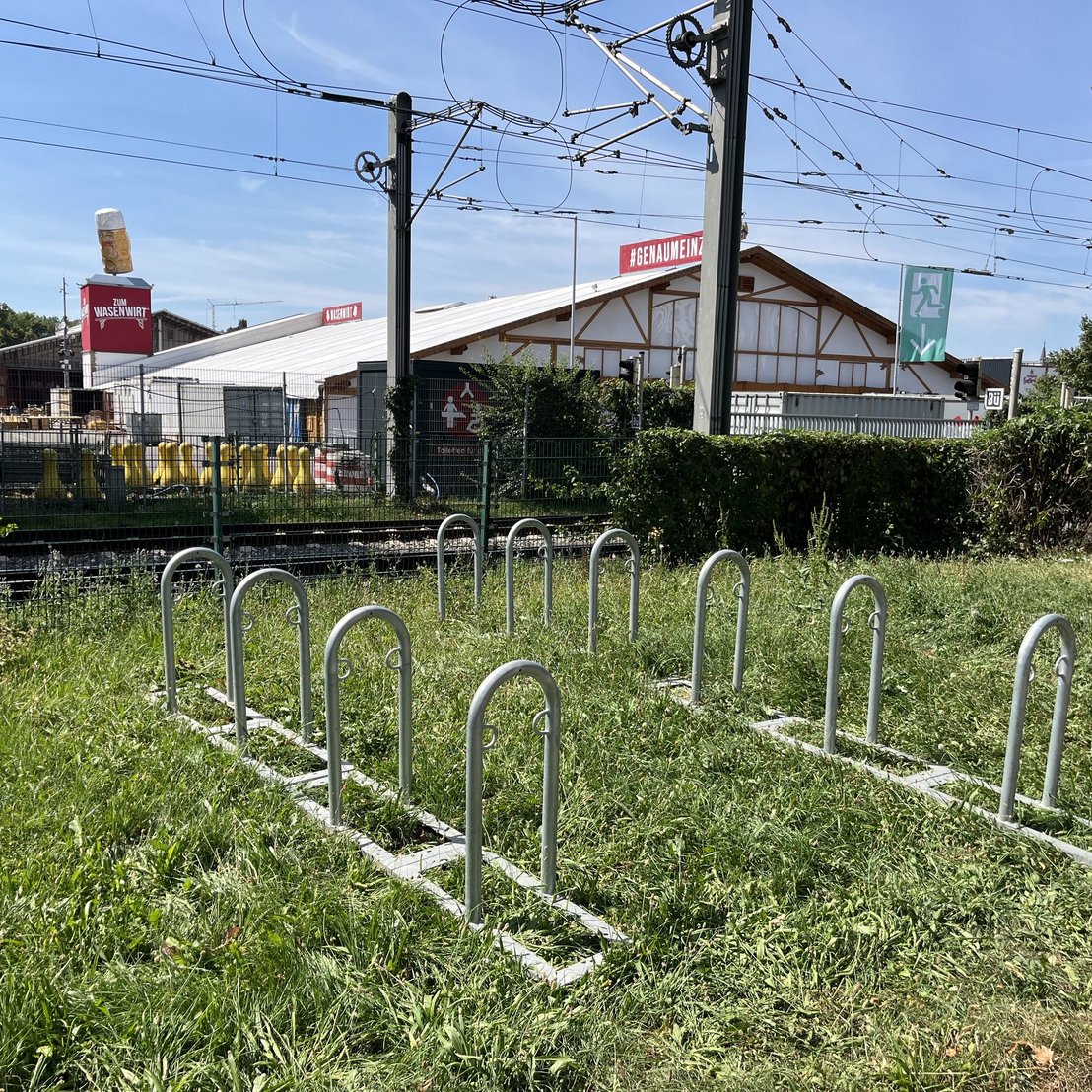 Fahrradstellplätze an der Stadtbahnhaltestelle "Cannstatter Wasen" auf einer Wiese.