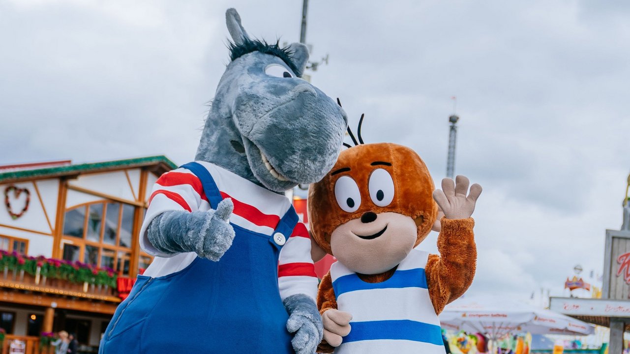 Äffle und Pferdle posieren als Maskottchen für ein gemeinsames Foto