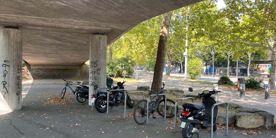 Fahrradstellplätze unter dem Willi-Daume-Steg an der Stadtbahnhaltestelle NeckarPark (Stadion)