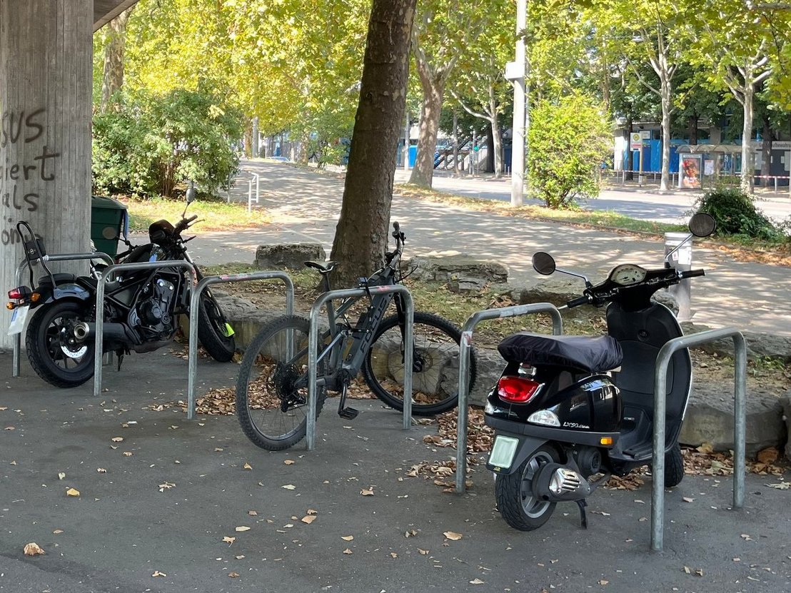 Motorradstellplätze unter dem Willi-Daume-Steg an der Stadtbahnhaltestelle NeckarPark (Stadion)