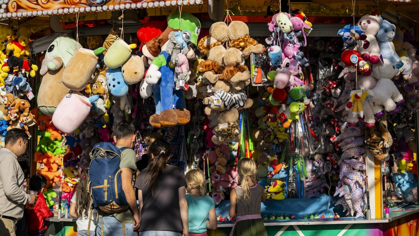 Ein Stand mit unzähligen Kuscheltieren und bunter Dekoration