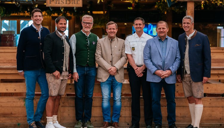 Gruppenfoto bei der Volksfest Eröffnungs-Pressekonferenz - Von links nach rechts stehen: Johannes Ellenberg, Christian Eisenhardt, Wulf Wager, Marcel Benz, Kai Strobelt, Mark Roschmann, Guido von Vacano